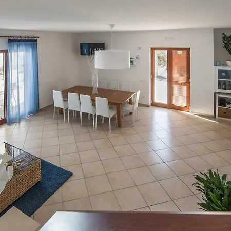 Sleeps 10 Pool Air Con Wifi וילה נראנו