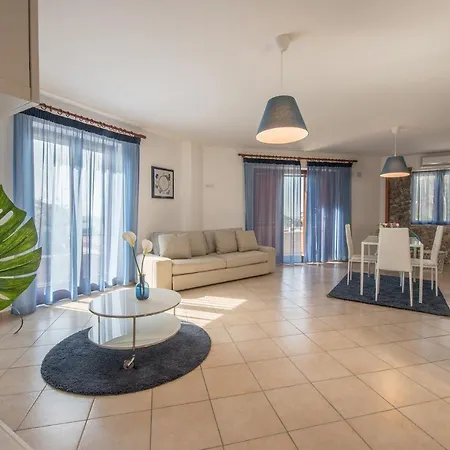 Sleeps 10 Pool Air Con Wifi וילה *