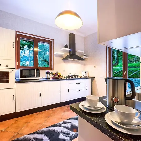 Sleeps 10 Pool Air Con Wifi *