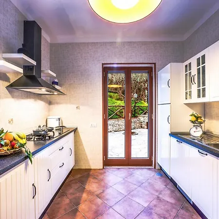 Sleeps 10 Pool Air Con Wifi נראנו