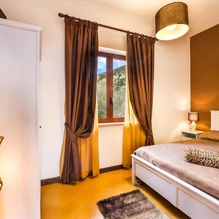 Sleeps 10 Pool Air Con Wifi וילה נראנו