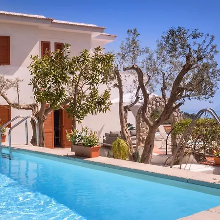 Sleeps 10 Pool Air Con Wifi נראנו